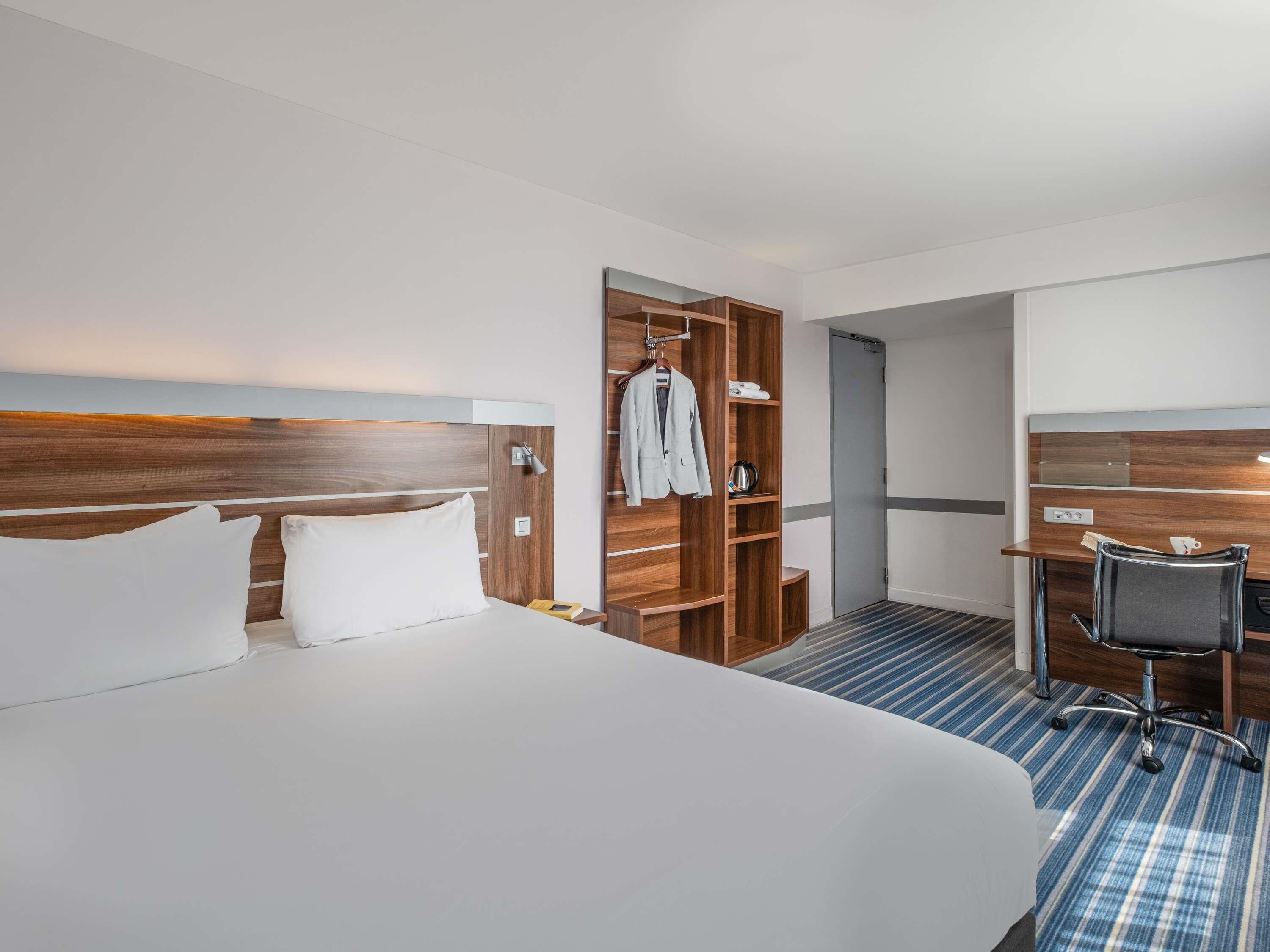 standard room, 1 double bed | in-room safe, individually decorated, desk, soundproofing