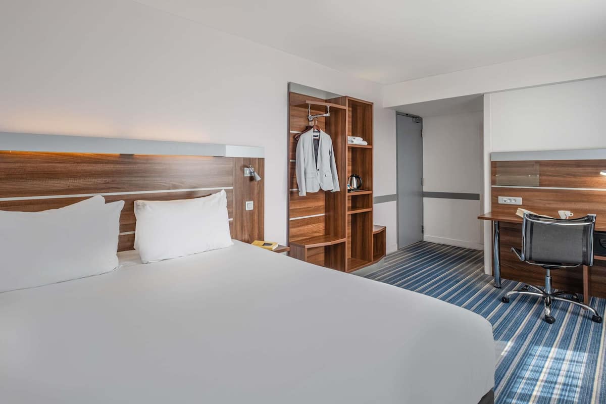 Chambre Standard, 1 lit double | Coffres-forts dans les chambres, décoration personnalisée, bureau