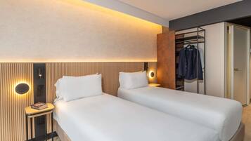 Quarto executivo, 2 camas de solteiro | Roupas de cama premium, cofres nos quartos, individualmente decorados