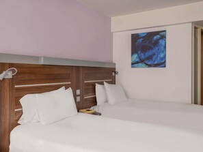 Habitació amb dos llits individuals estàndard, diversos llits | Roba de llit d'alta qualitat i caixa forta a l'habitació 