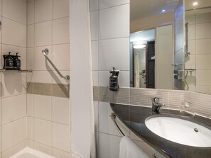 In-room safe, individually decorated, desk, soundproofing - Hotel Marseille Centre Gare Saint-Charles by Accor (Marseille)