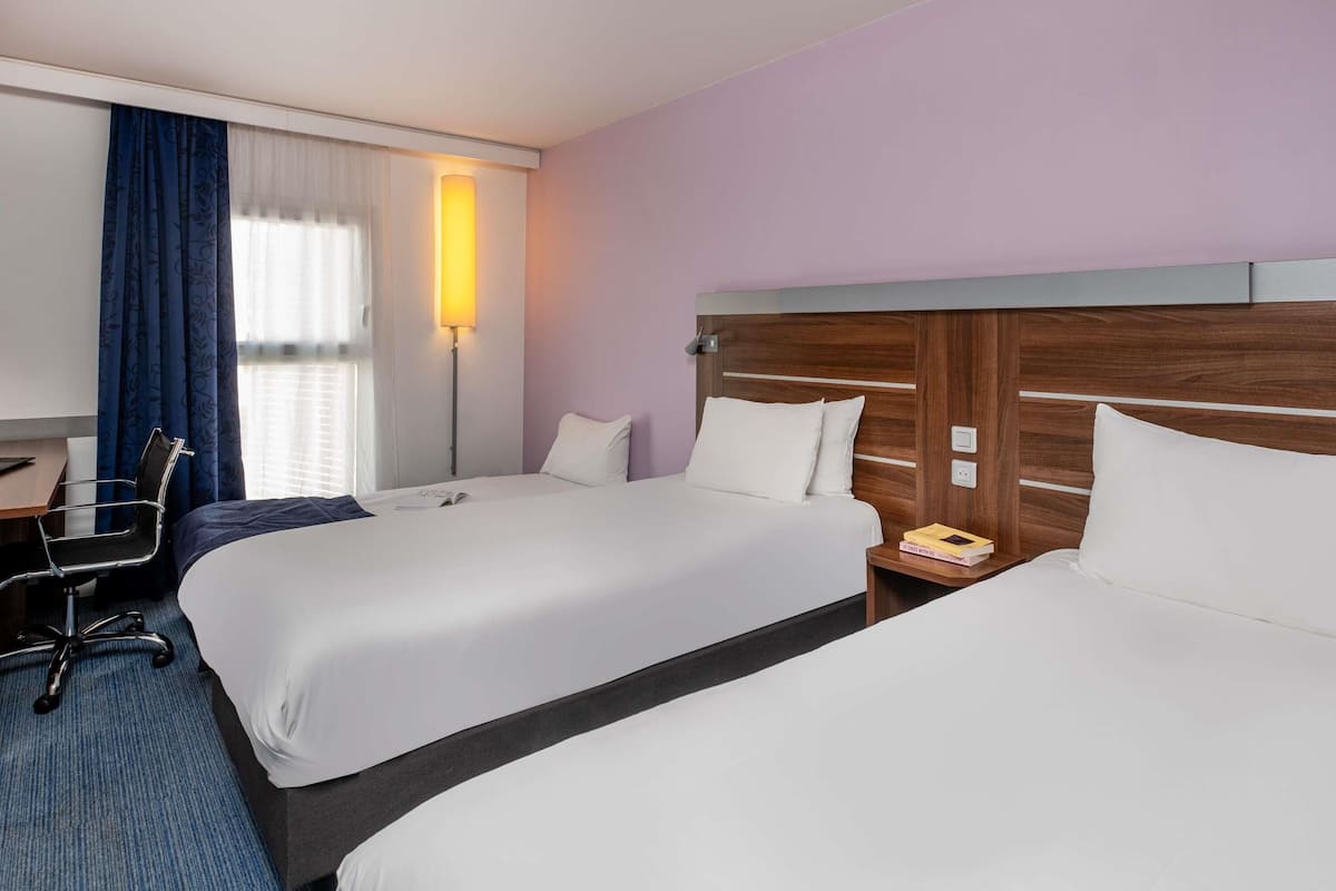 Quarto, várias camas | Cofres nos quartos, individualmente decorados, escrivaninha