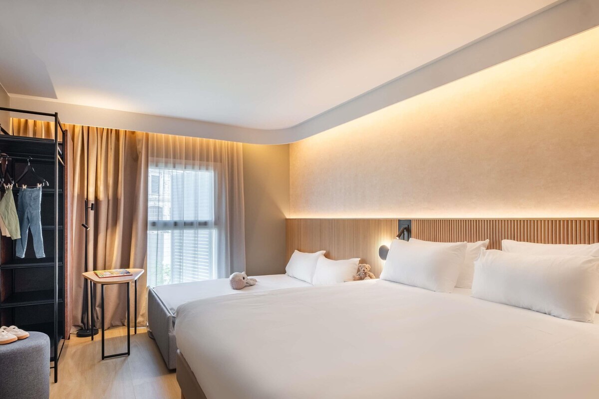 Familienzimmer, 1 Queen-Bett und Schlafsofa | Hochwertige Bettwaren, Zimmersafe, Schreibtisch, schallisolierte Zimmer