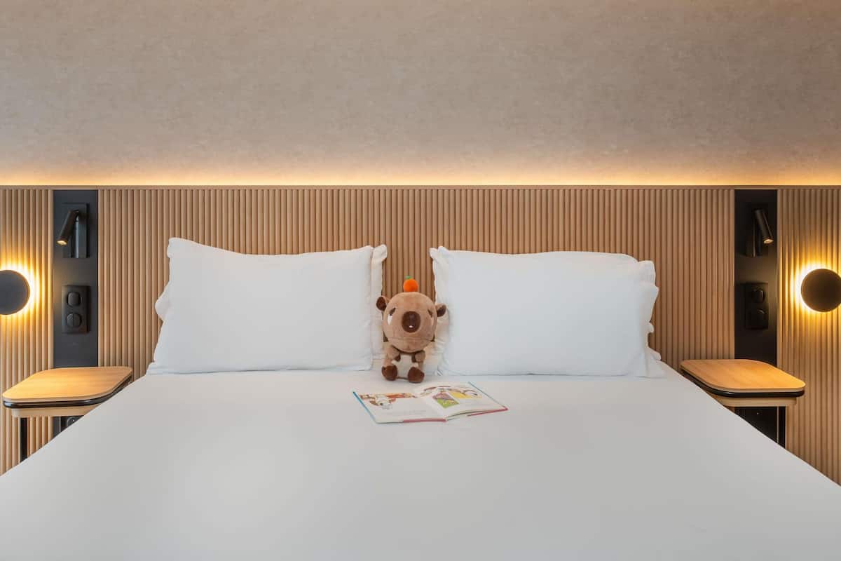 In-room safe, individually decorated, desk, soundproofing