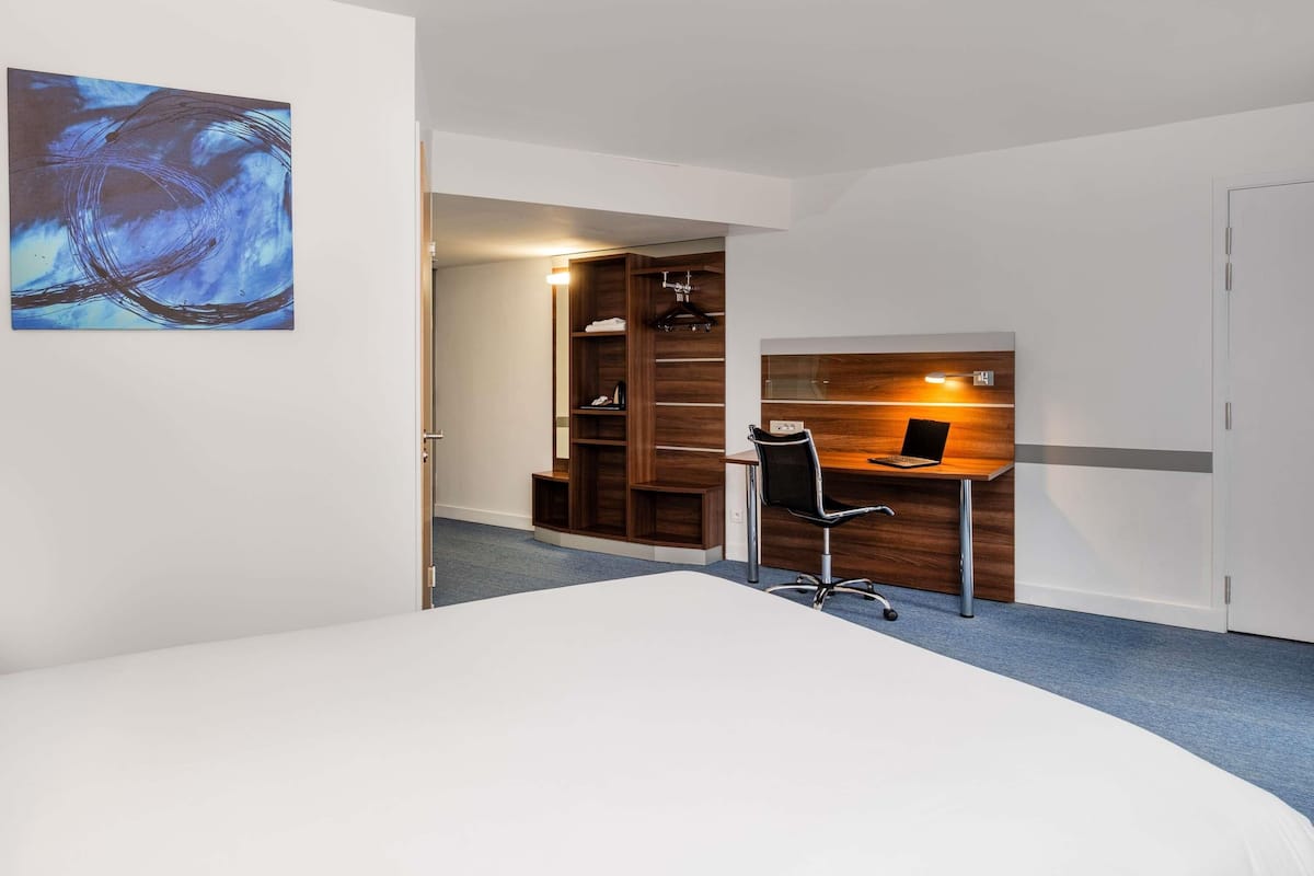 Cofres nos quartos, individualmente decorados, escrivaninha