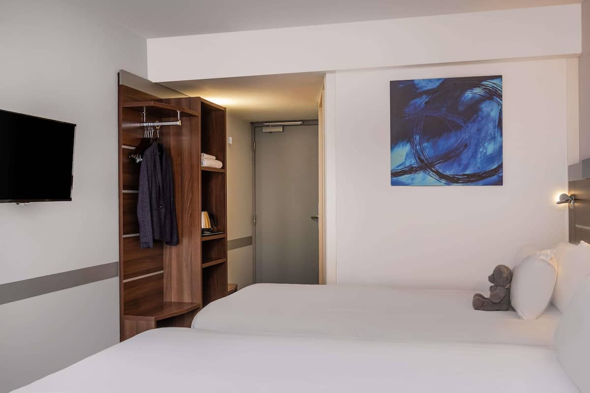 Quarto standard, 2 camas de solteiro | Cofres nos quartos, individualmente decorados, escrivaninha