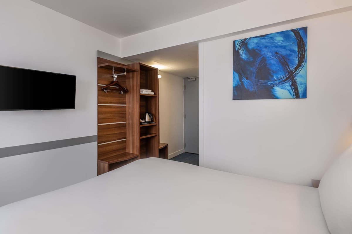 Quarto standard, 1 cama de casal | Cofres nos quartos, individualmente decorados, escrivaninha