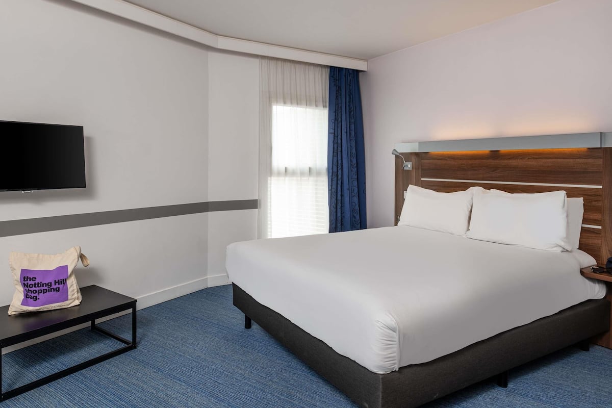 Chambre, 1 lit double, accessible aux personnes à mobilité réduite (Smart) | Coffres-forts dans les chambres, décoration personnalisée, bureau