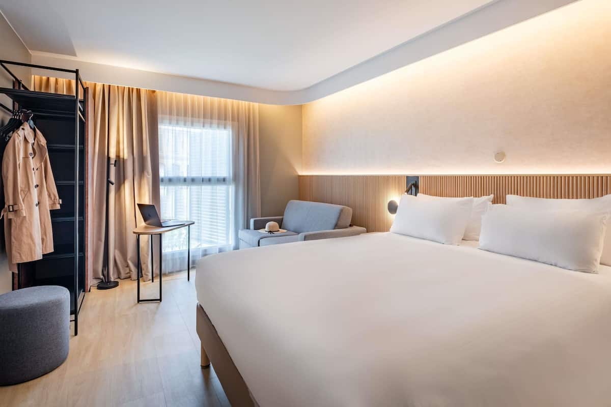 Family Room, 1 Queen Bed with Sofa bed | Premium bedding, in-room safe, desk, soundproofing