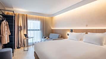 Executive Room, 1 Queen Bed with Sofa bed | Premium bedding, in-room safe, individually decorated, desk