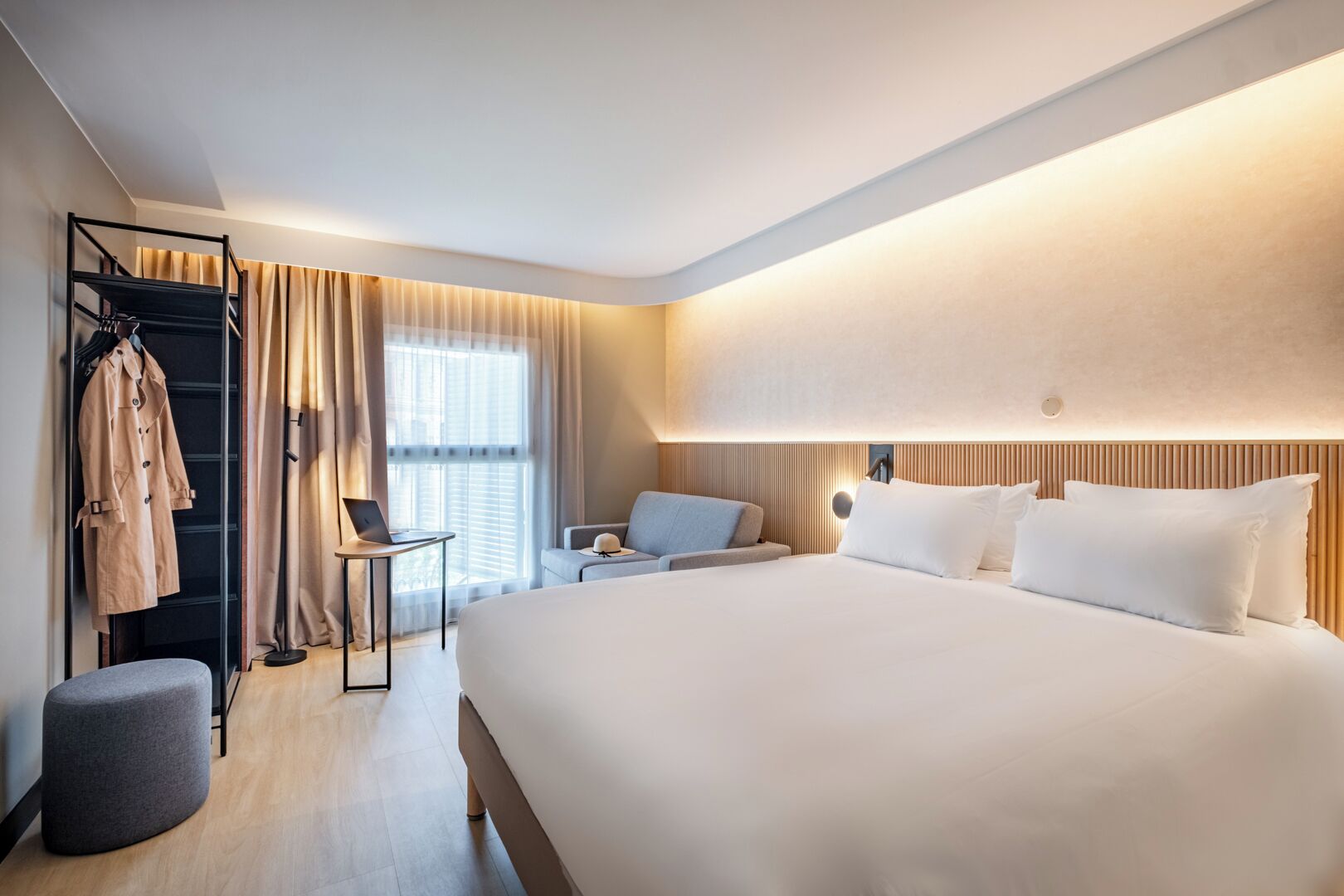 Executive Room, 1 Queen Bed with Sofa bed | In-room safe, individually decorated, desk, soundproofing
