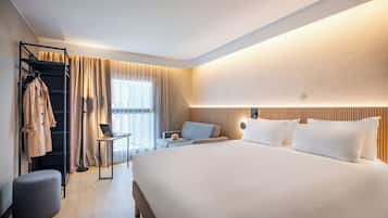 Executive Room, 1 Queen Bed with Sofa bed | In-room safe, individually decorated, desk, soundproofing