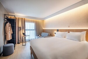 Habitación ejecutiva, 1 cama de matrimonio con sofá cama | Caja fuerte, decoración individual, escritorio