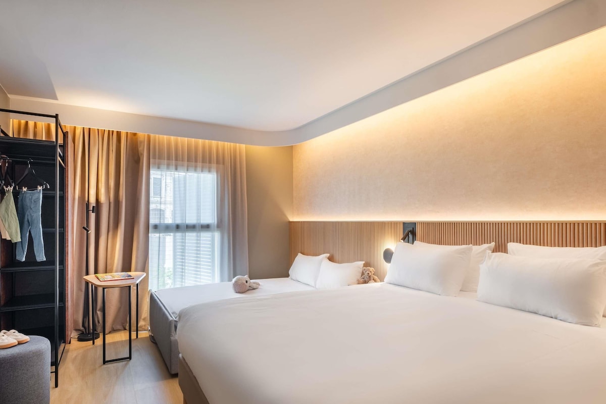 Family Room, 1 Queen Bed with Sofa bed | Premium bedding, in-room safe, desk, soundproofing