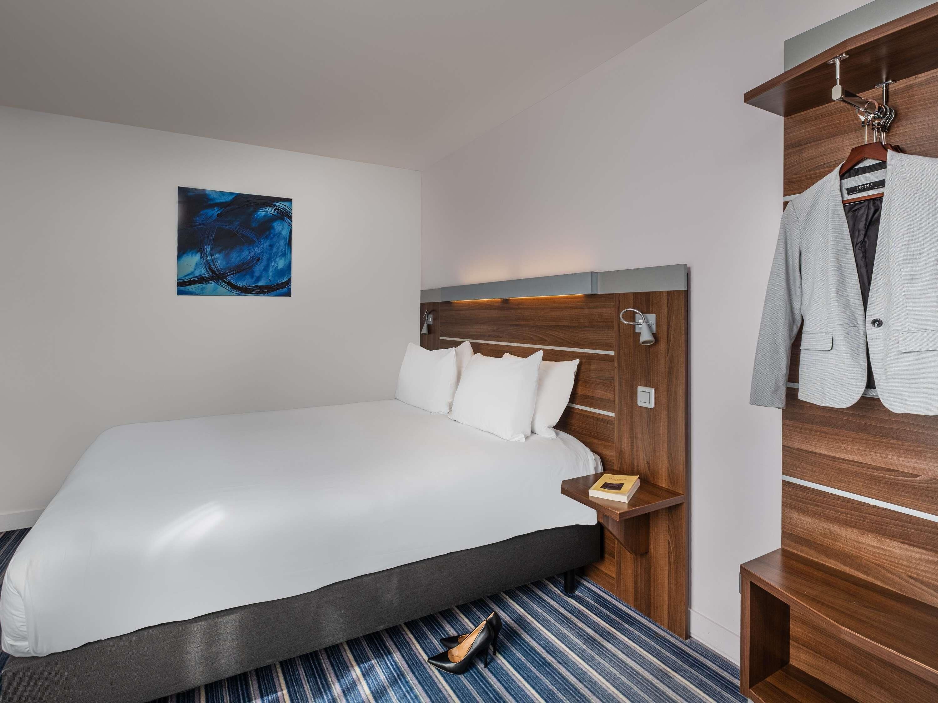 Habitación estándar, 1 cama matrimonial | Ropa de cama de alta calidad y caja de seguridad en la habitación 