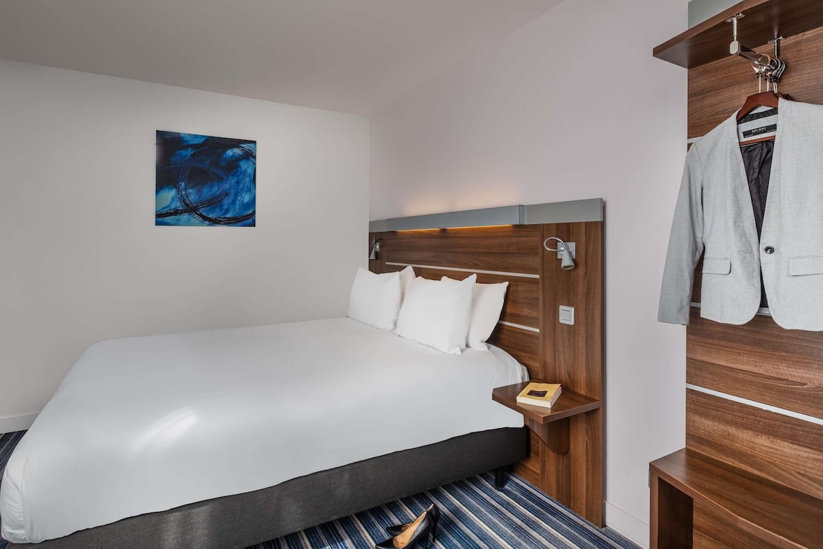 Habitación estándar, 1 cama matrimonial | Ropa de cama de alta calidad y caja de seguridad en la habitación