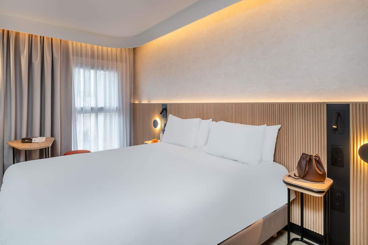 In-room safe, individually decorated, desk, soundproofing