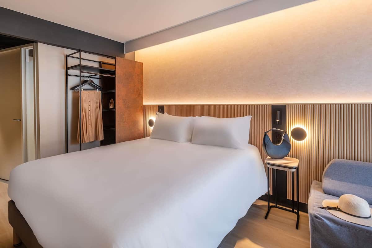 Standard Room, 1 Double Bed | Premium bedding, in-room safe, desk, soundproofing