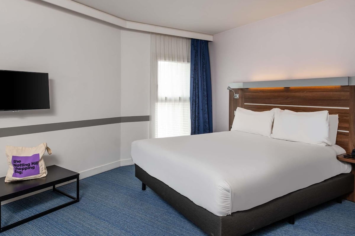 Habitación, 1 cama matrimonial, con acceso para personas discapacitadas (Smart) | Caja de seguridad en la habitación y decoración personalizada