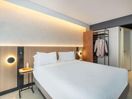 Executive Room, 1 Double Bed | In-room safe, individually decorated, desk, soundproofing