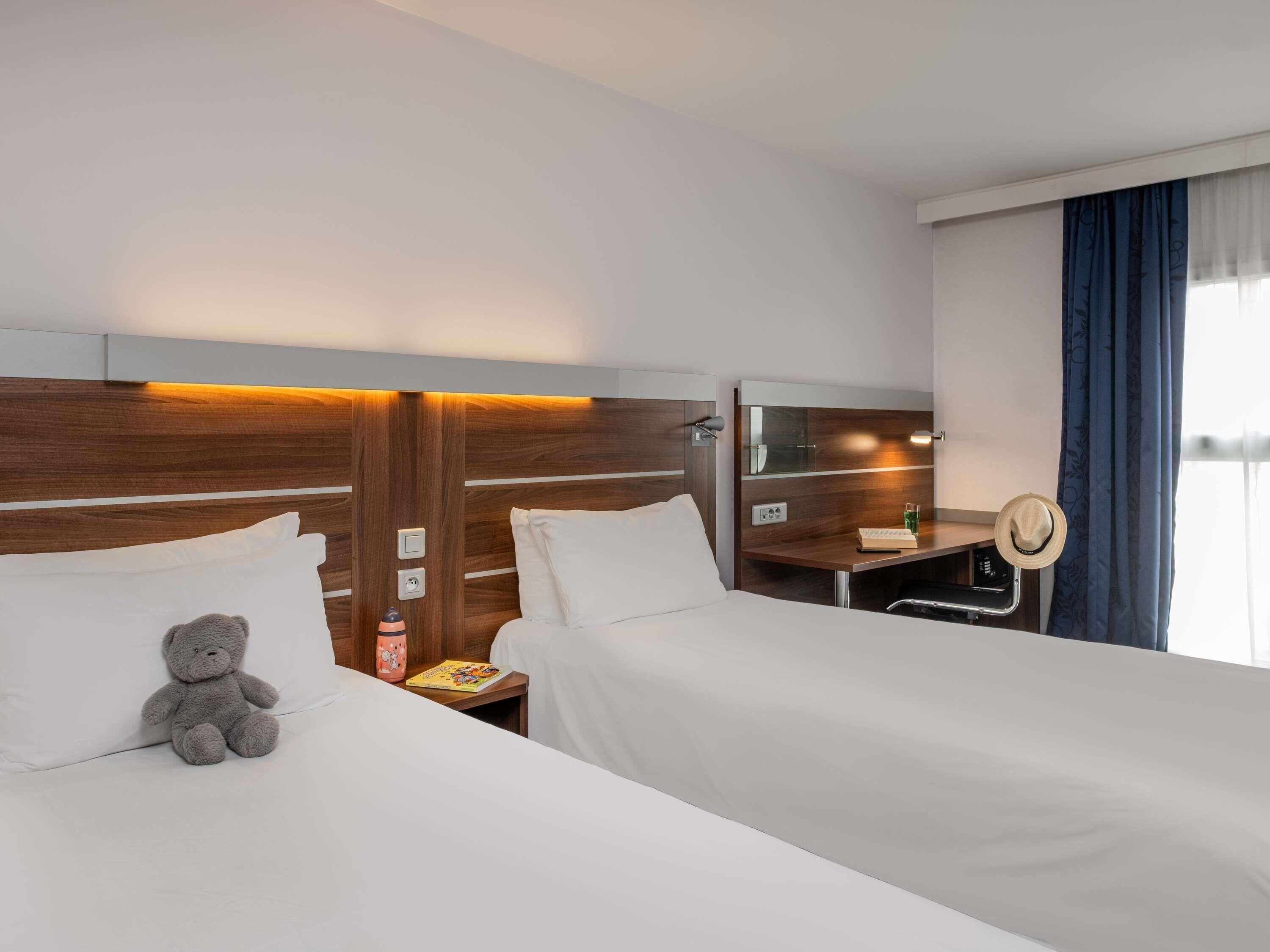 Habitación estándar, 2 camas individuales | Ropa de cama de alta calidad, caja fuerte, decoración individual