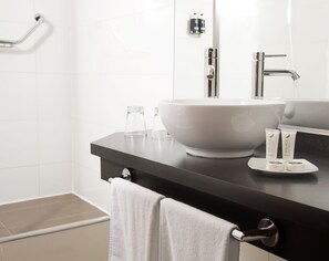 Shower, rainfall showerhead, free toiletries, hair dryer - Solace Hotel Puerto Varas (Puerto Varas)
