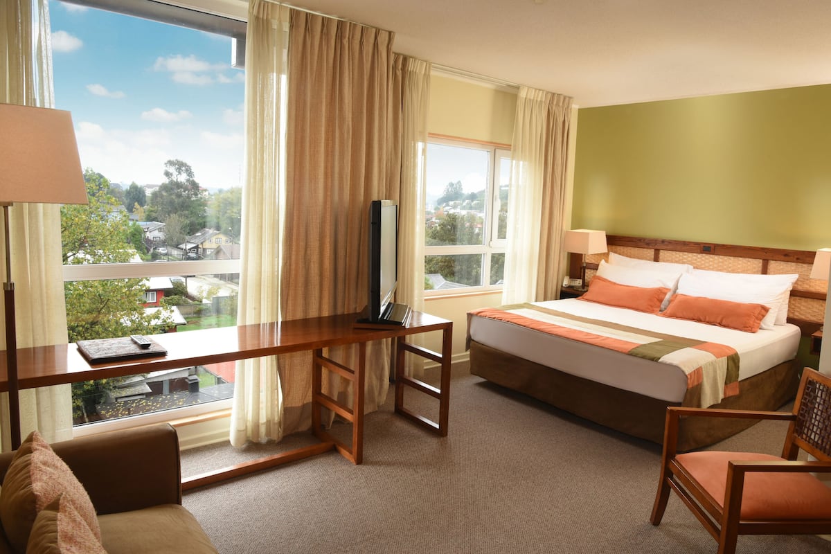 junior suite, 1 king bed | 1 bedroom, egyptian cotton sheets, premium bedding, down duvets