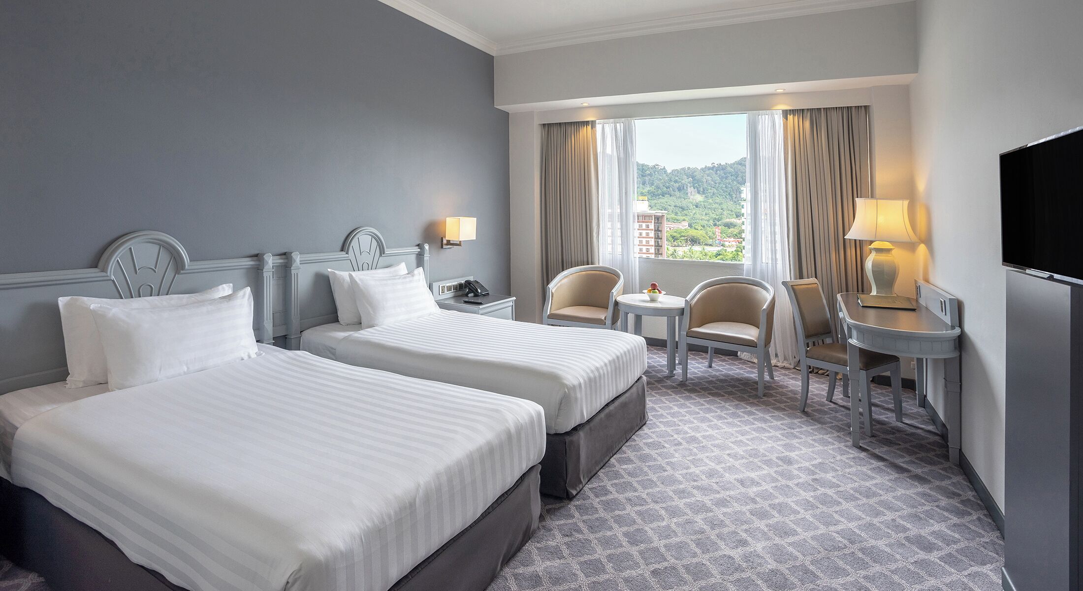 Deluxe Twin kamer | 1 slaapkamer, een kluis op de kamer, een bureau, een laptopwerkplek