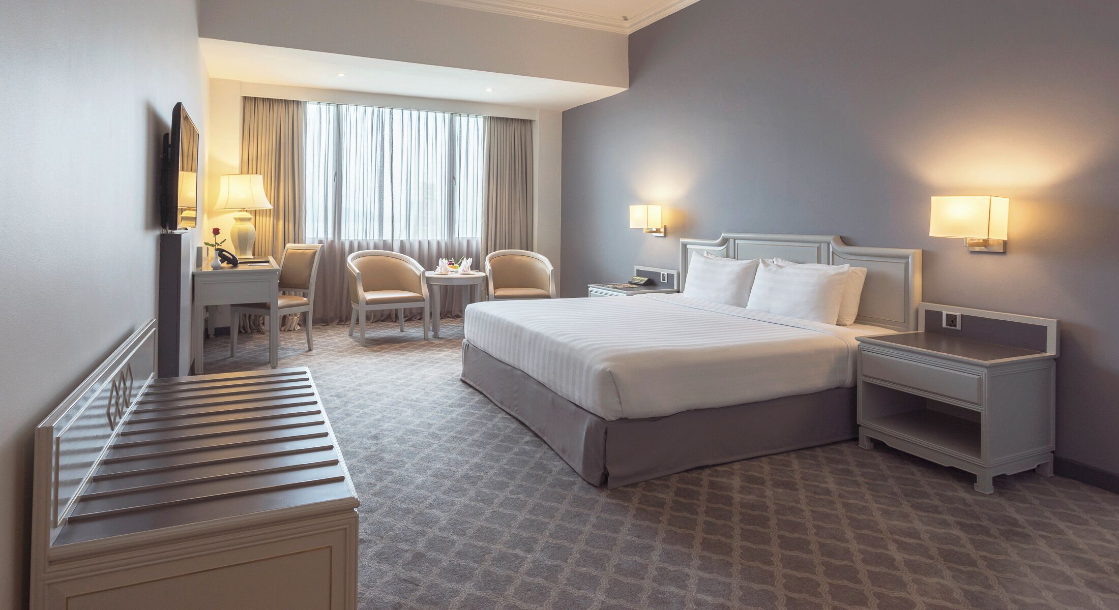 Deluxe kamer, 1 kingsize bed | 1 slaapkamer, een kluis op de kamer, een bureau, een laptopwerkplek