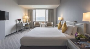 1 多间卧室 、客房内保险箱、办公桌、笔记本电脑工作区