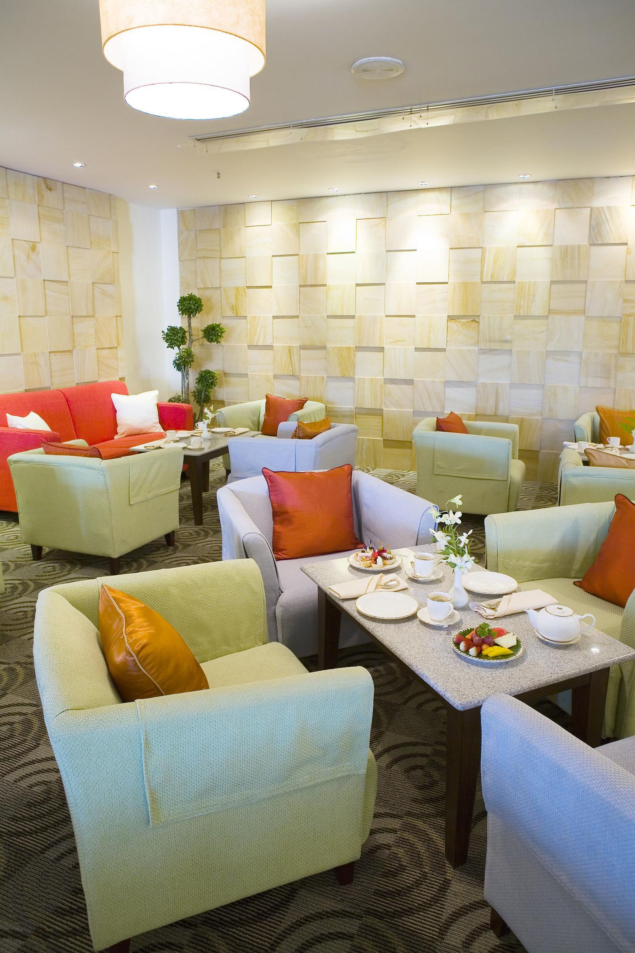 供應午餐及晚餐