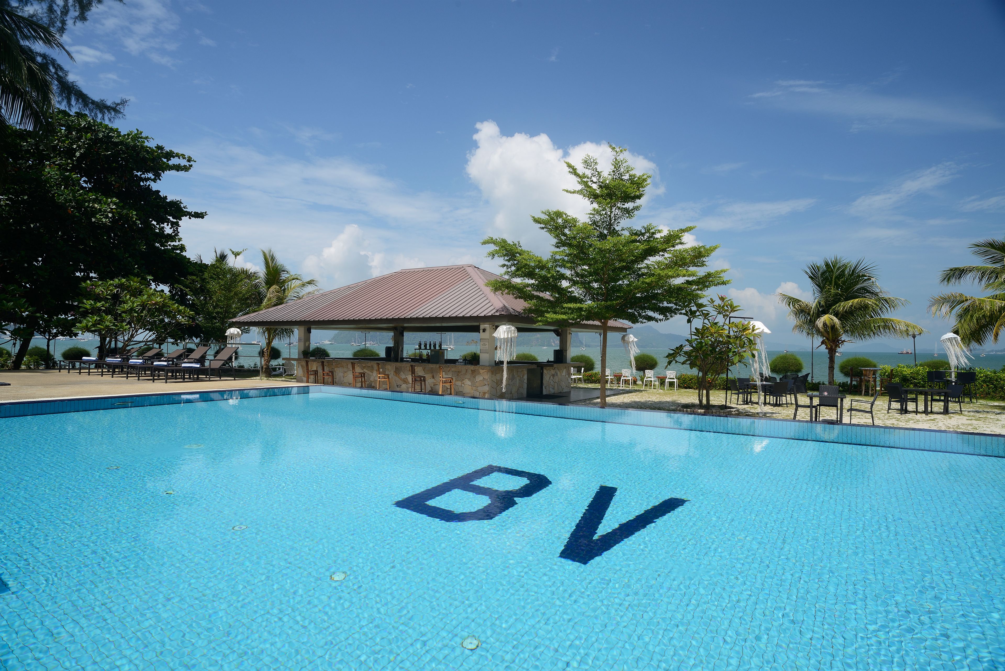 2 outdoor pools, pool loungers