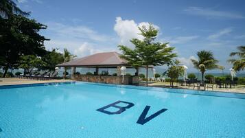 2 outdoor pools, pool loungers