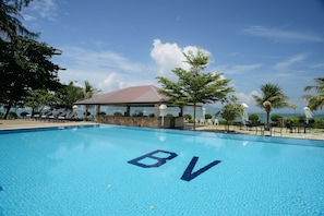 2 outdoor pools, pool loungers