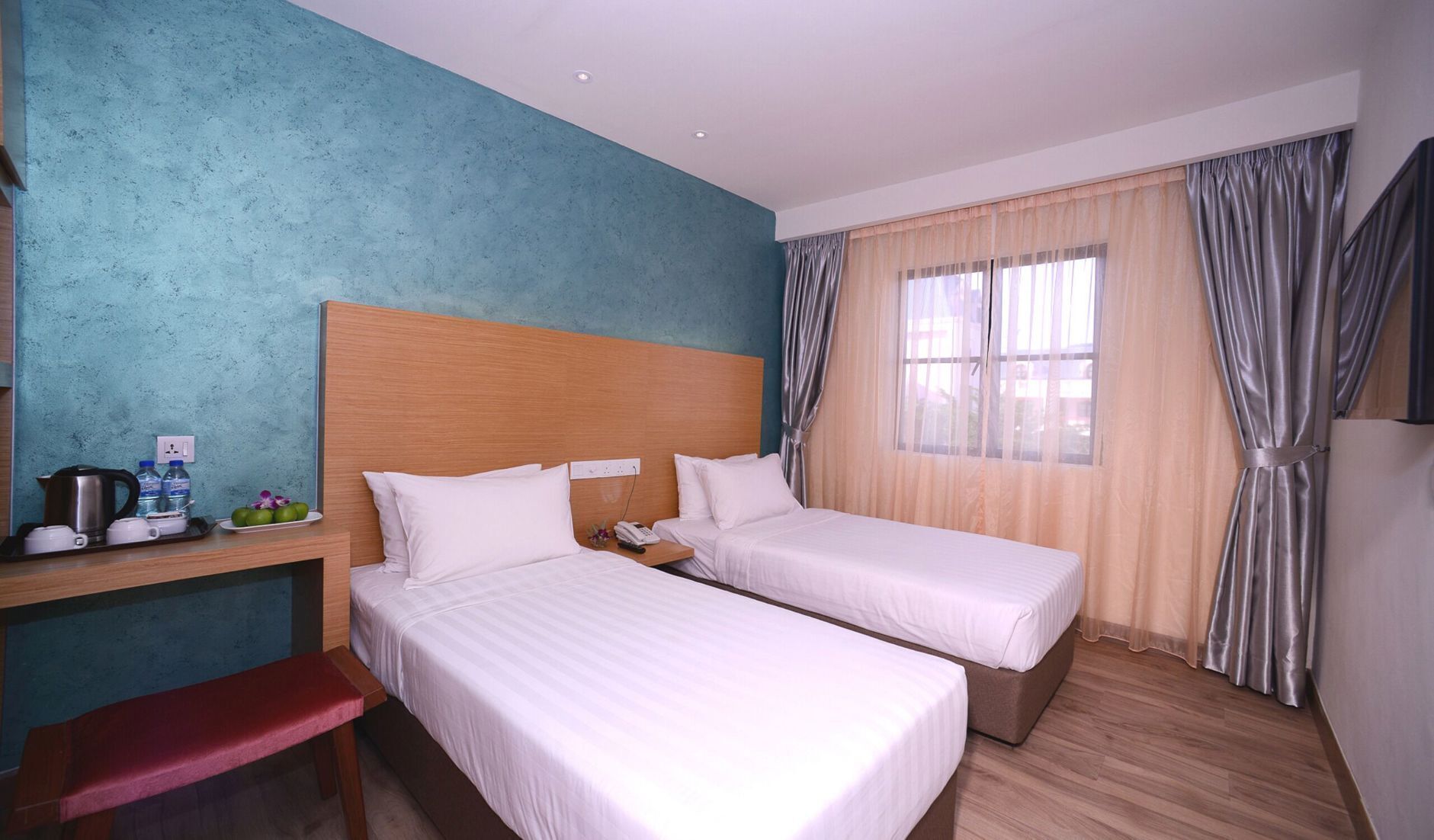 Memory foam-senger, minibar, safe på rommet og skrivebord