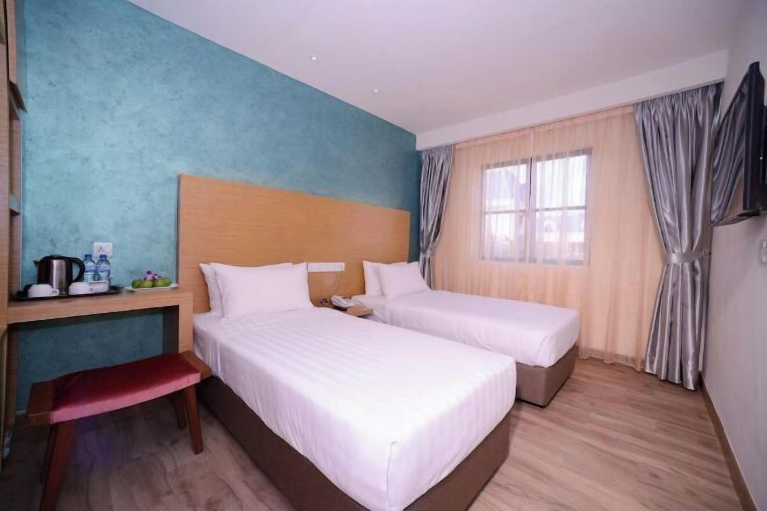 記憶棉床墊、迷你吧、房內夾萬、書桌