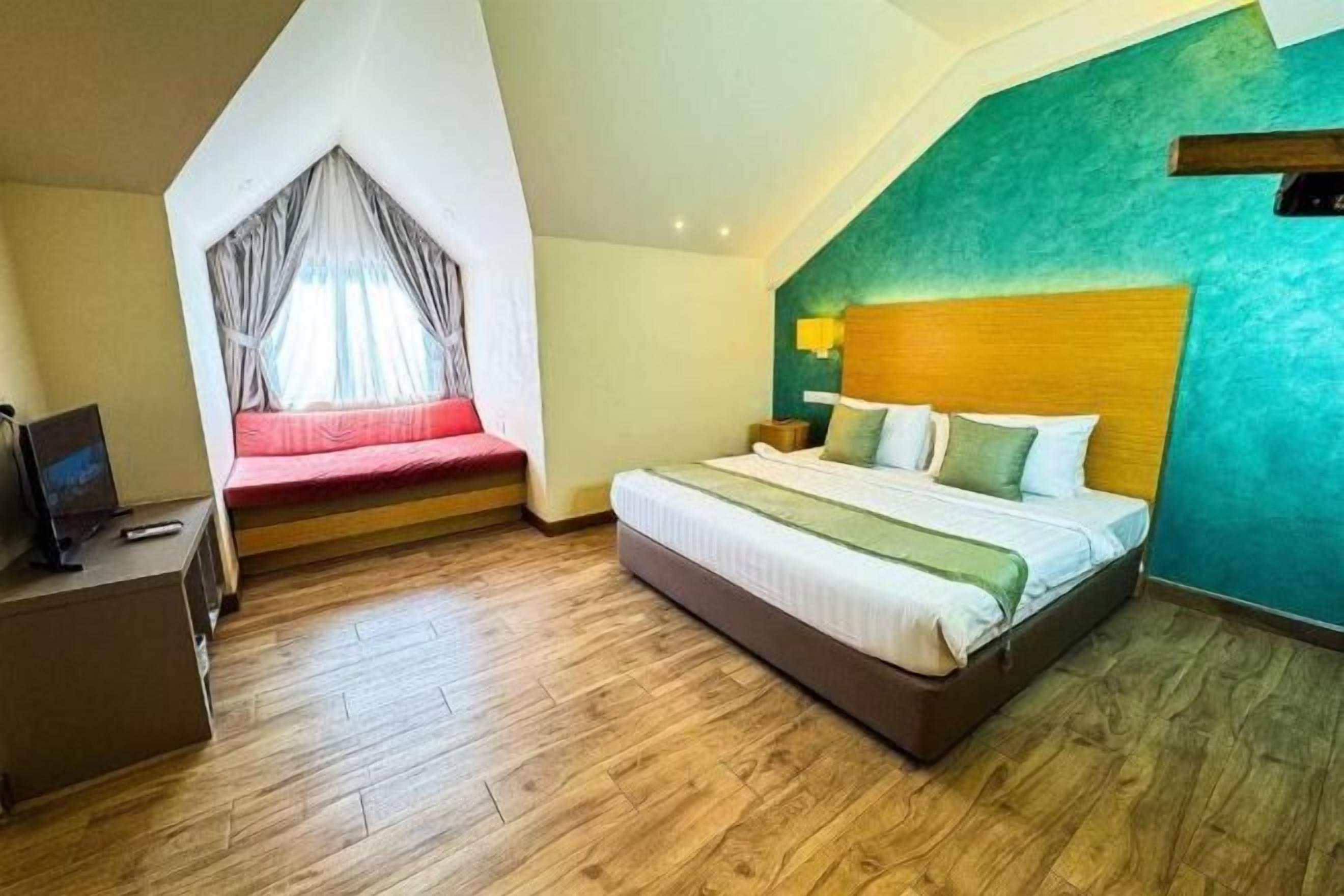 記憶棉床墊、迷你吧、房內夾萬、書桌