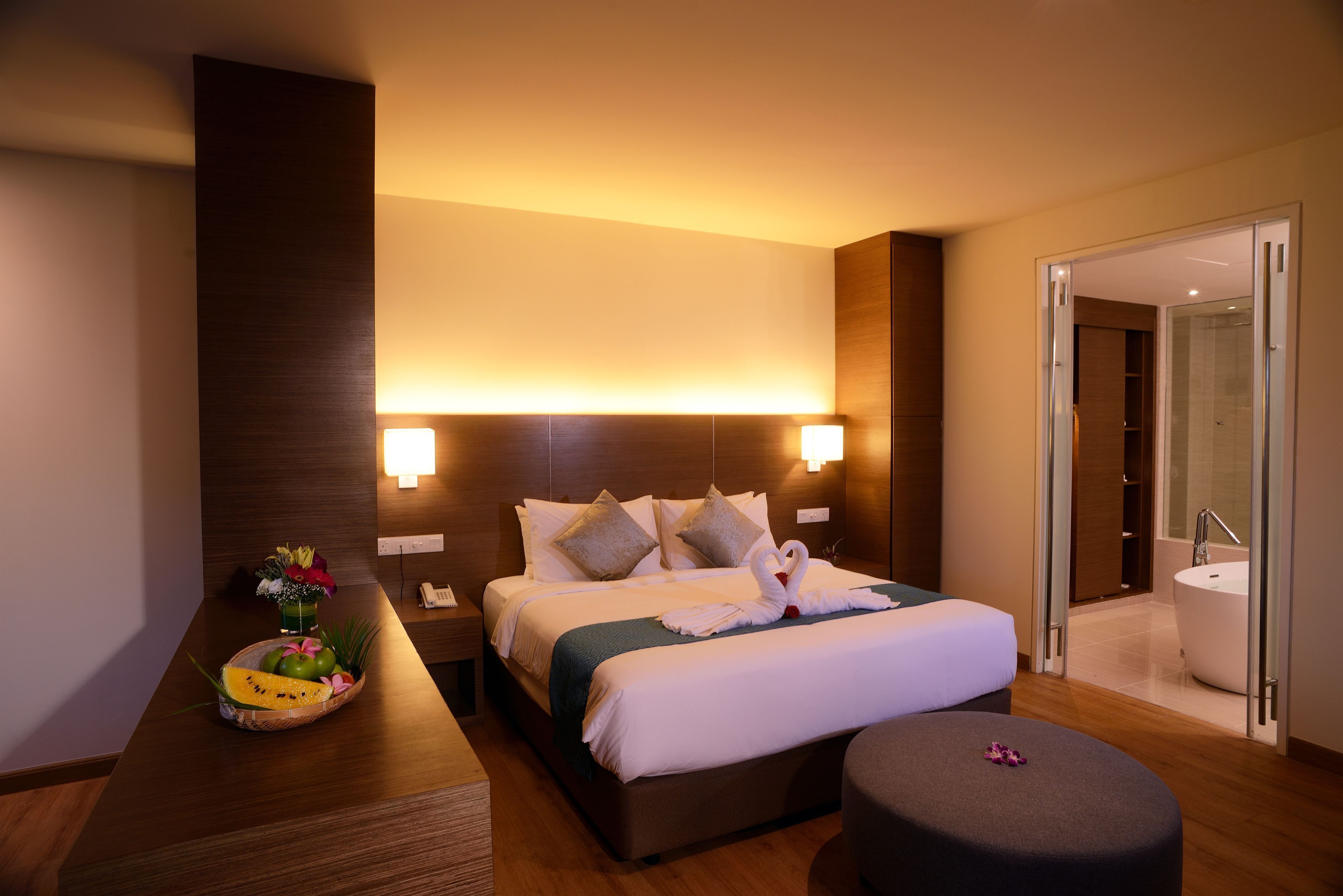 Busa memori, bar mini, peti besi dalam bilik, meja 