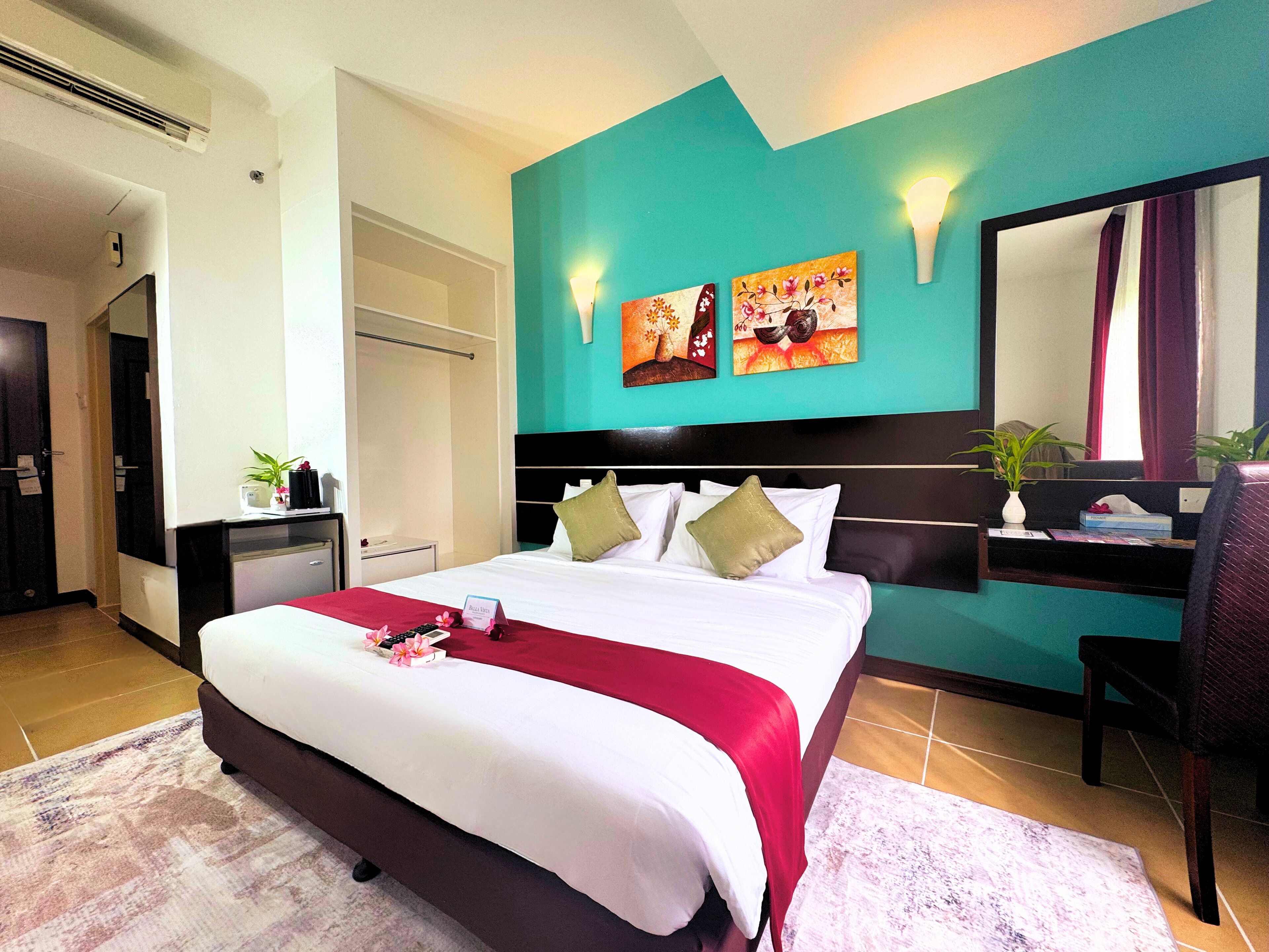 デラックス ルーム シービュー | 低反発ベッド、ミニバー、セーフティボックス (室内)、デスク