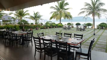Petit déjeuner, déjeuner et dßner servis sur place, vue sur la mer