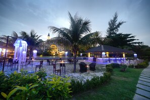 Poolside bar - Bella Vista Waterfront Resort (Langkawi)
