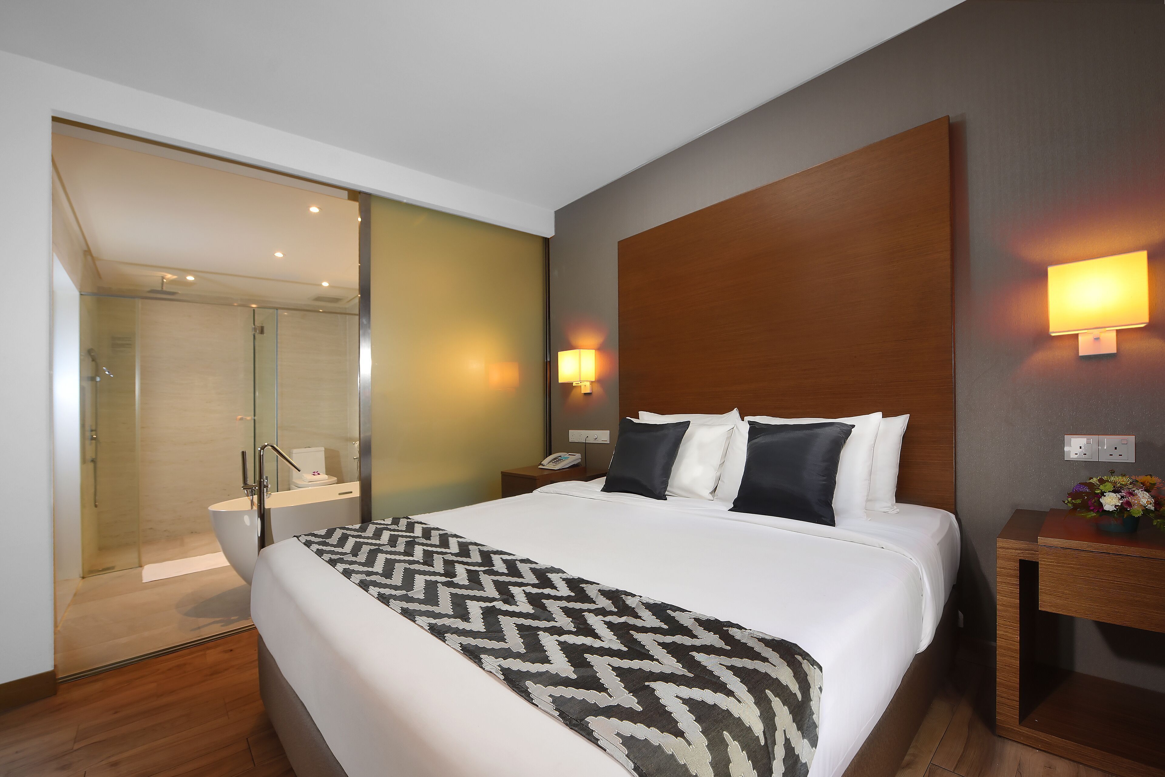 记忆海绵床垫、迷你吧、客房内保险箱、办公桌