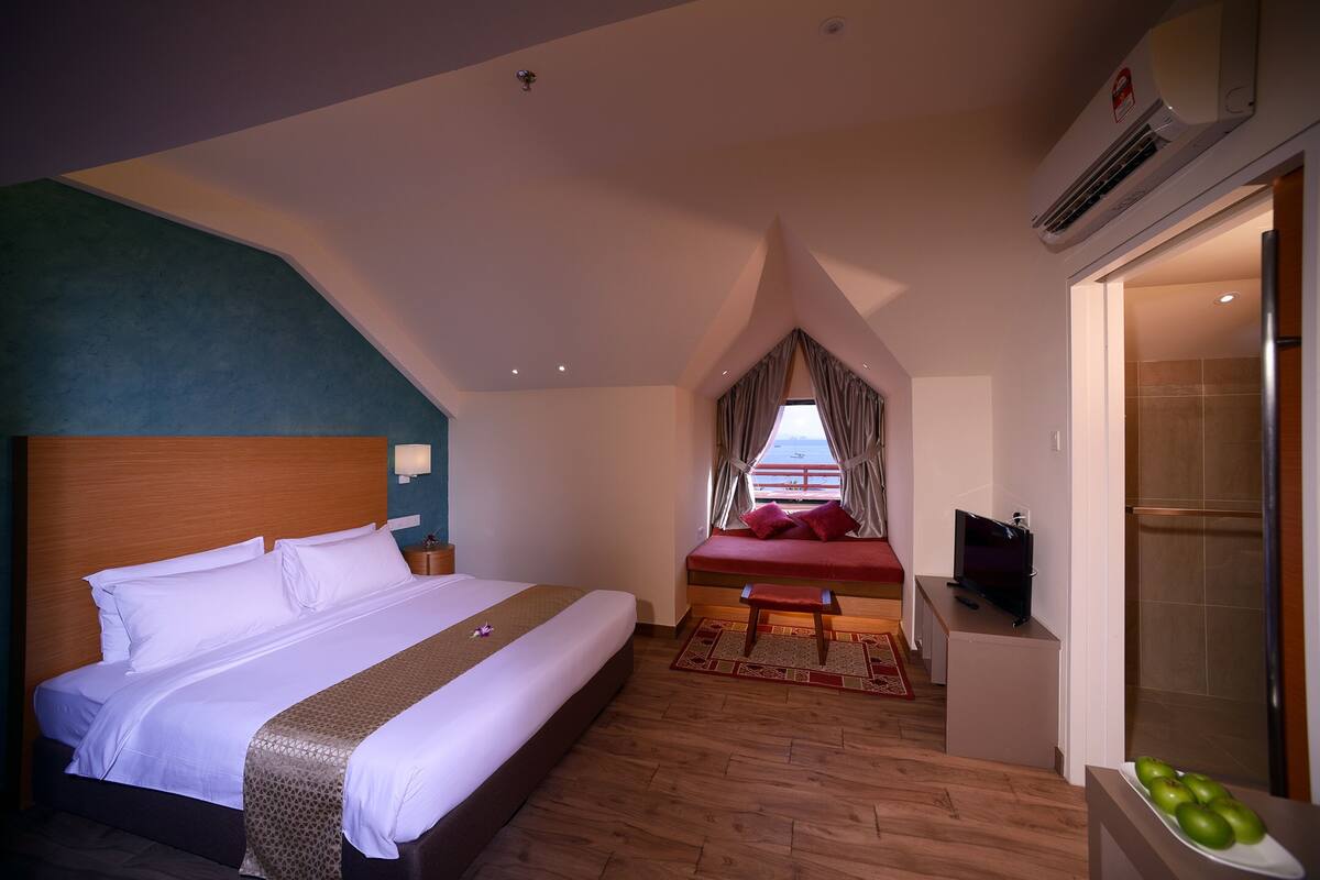 Memory-foam beds, minibar, in-room safe, laptop workspace