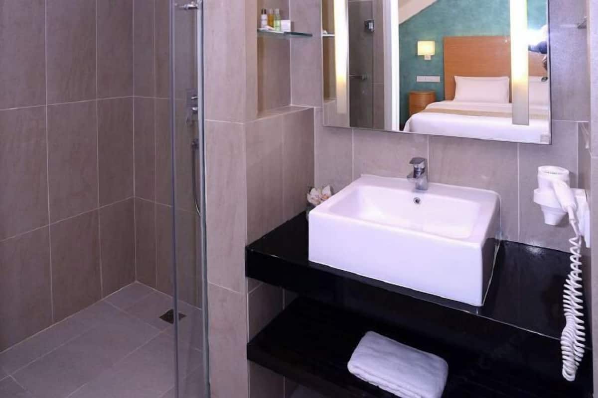 Shower, rainfall showerhead, free toiletries, hair dryer