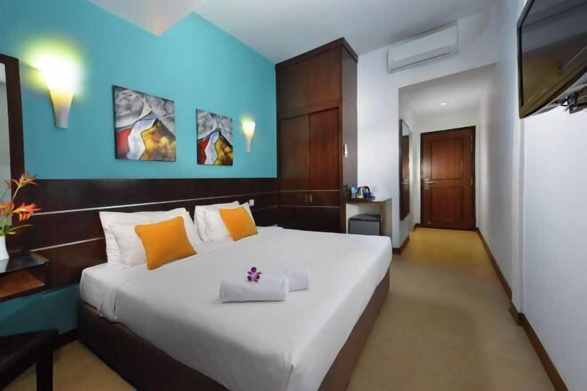 1 bedroom, memory-foam beds, minibar, in-room safe