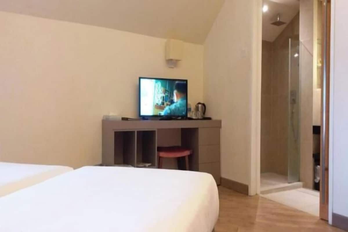 1 bedroom, memory-foam beds, minibar, in-room safe