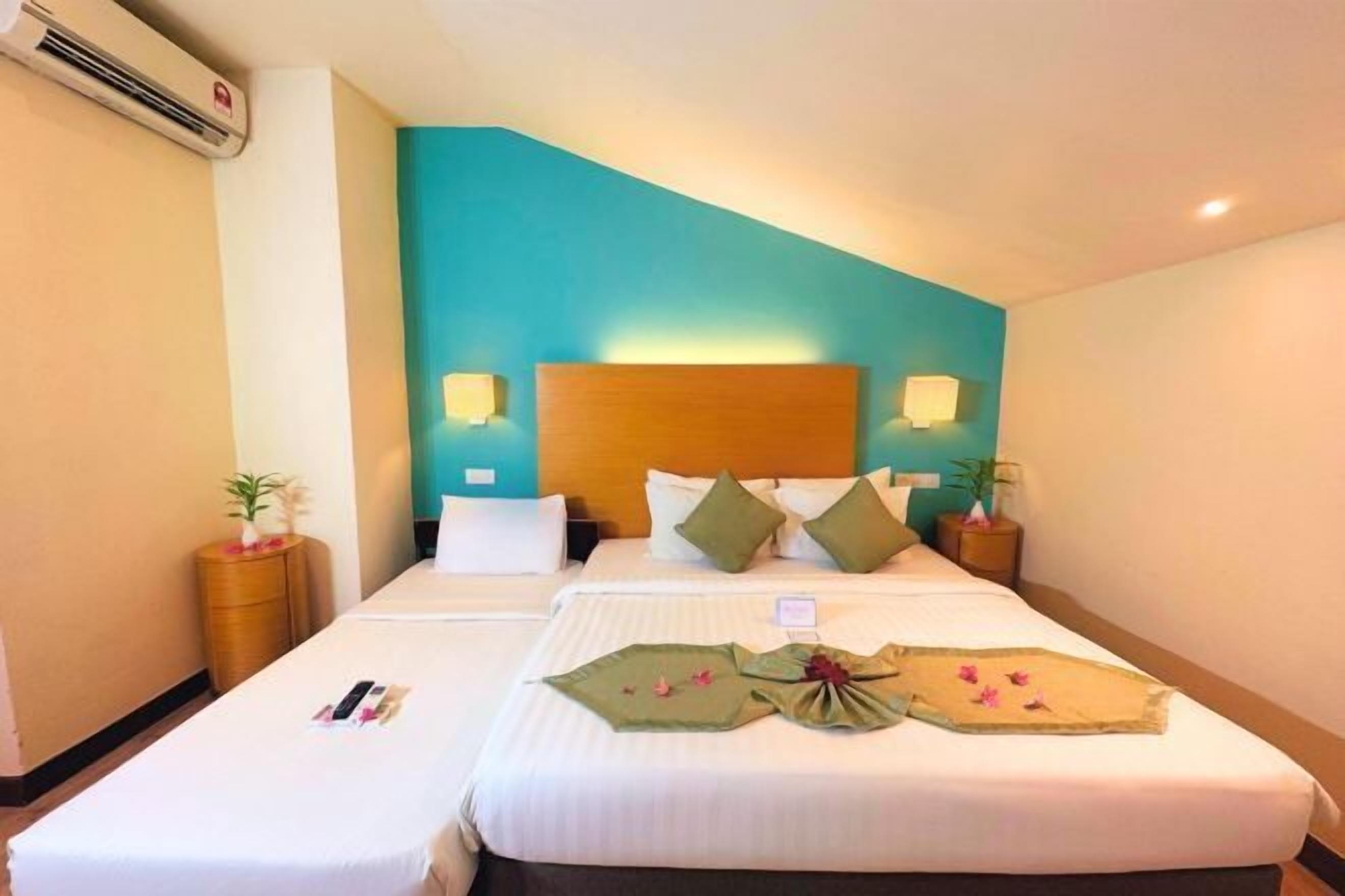 記憶棉床墊、迷你吧、房內夾萬、書桌