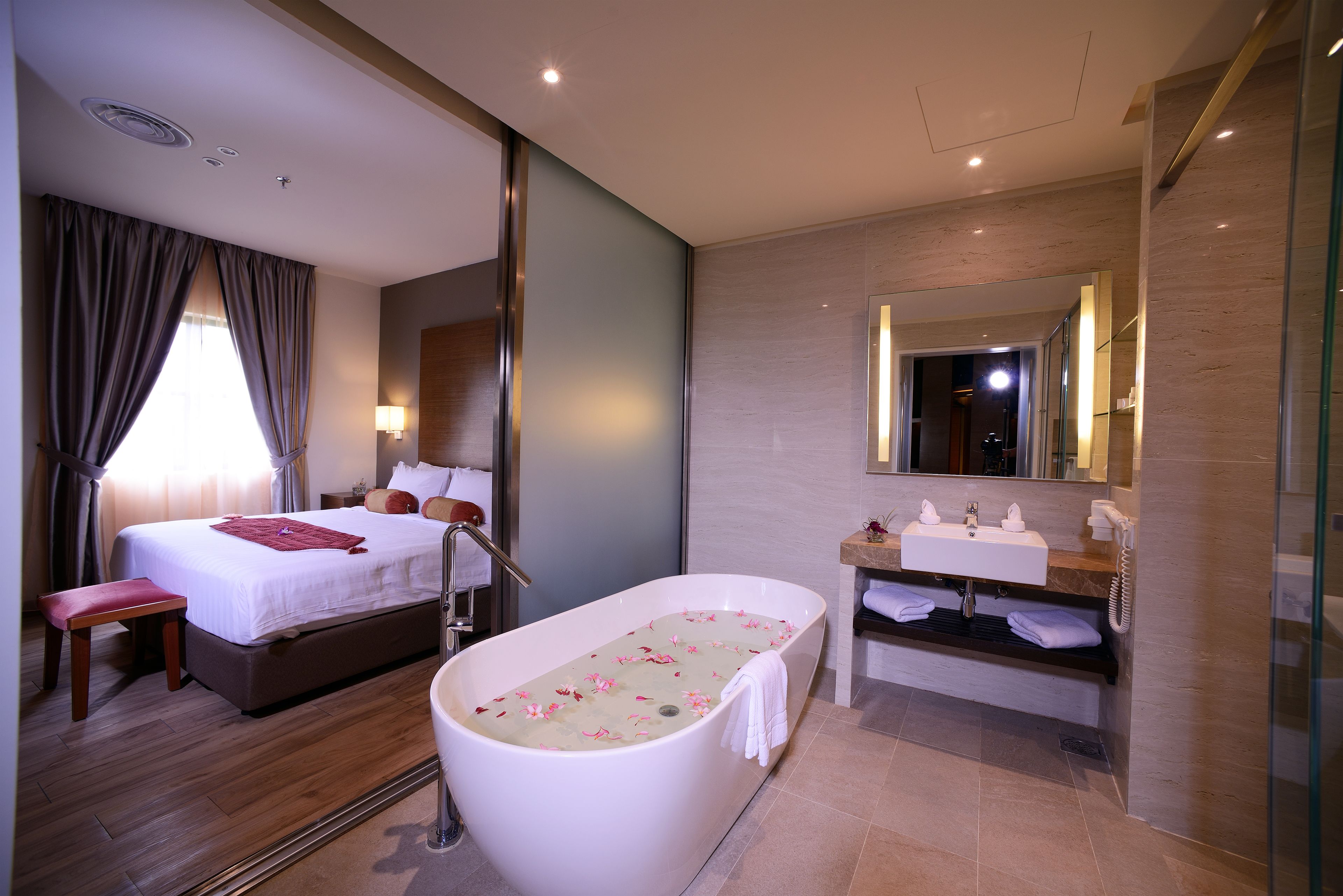 Nệm cao su hoạt tính (memory foam), minibar, két bảo mật tại phòng, bàn 