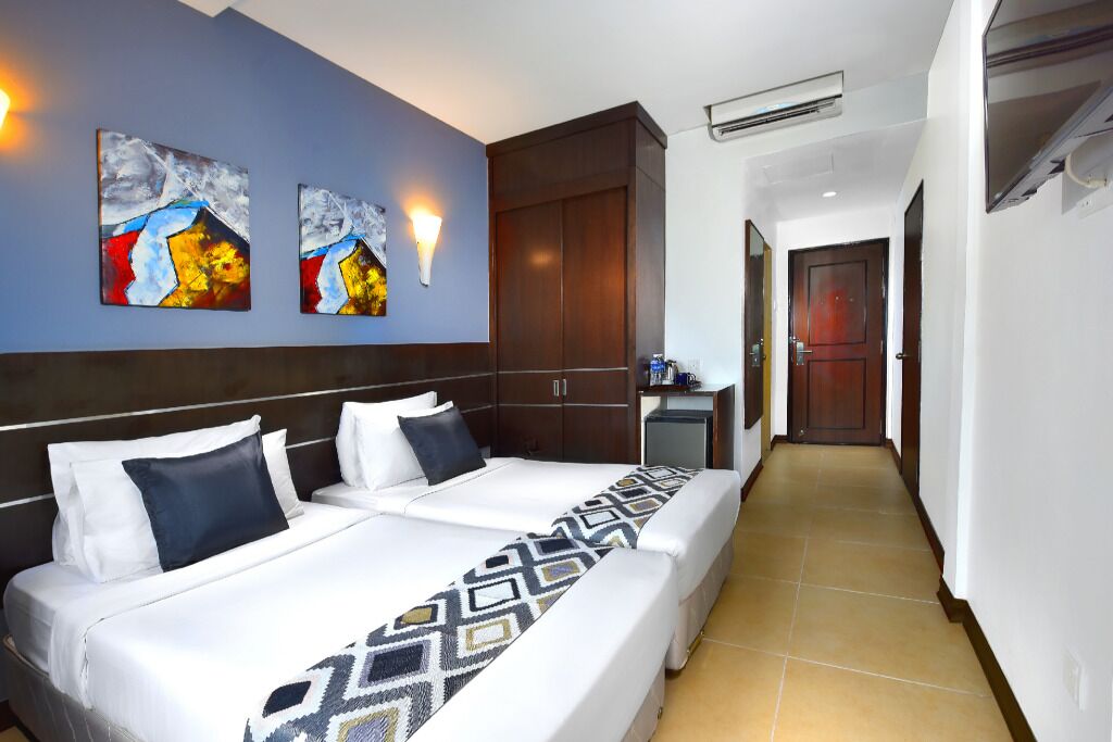 记忆海绵床垫、迷你吧、客房内保险箱、办公桌