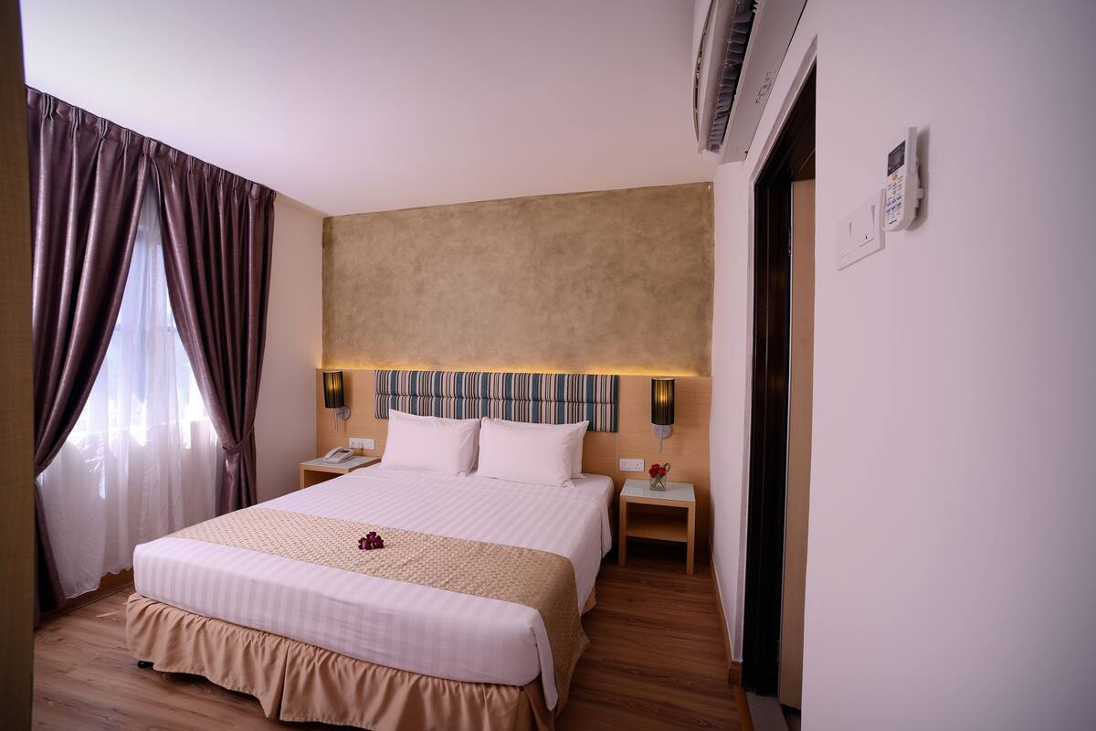 Memory-foam beds, minibar, in-room safe, laptop workspace